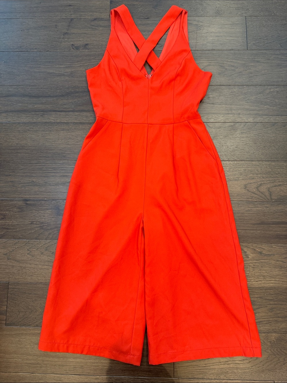 Adelyn Rae Red V-Neck Cropped Jumpsuit Size Small - C61-031